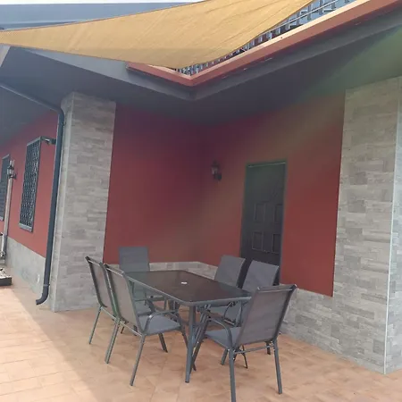 Luxury Etna House אכסניה
